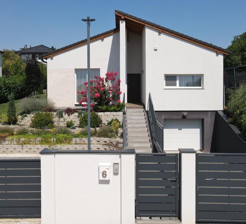 Apartmán White Column House Diosd Exteriér fotografie